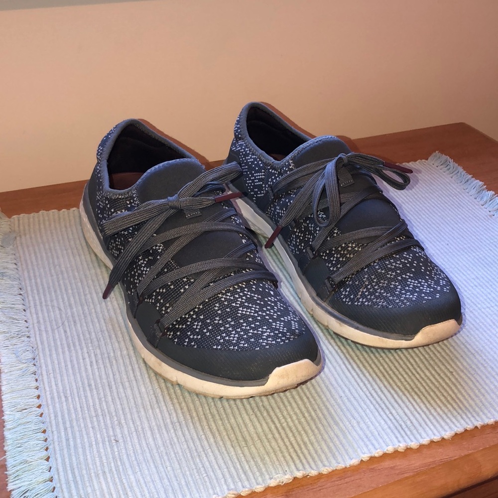 Dr. Scholl’s tennis shoe
